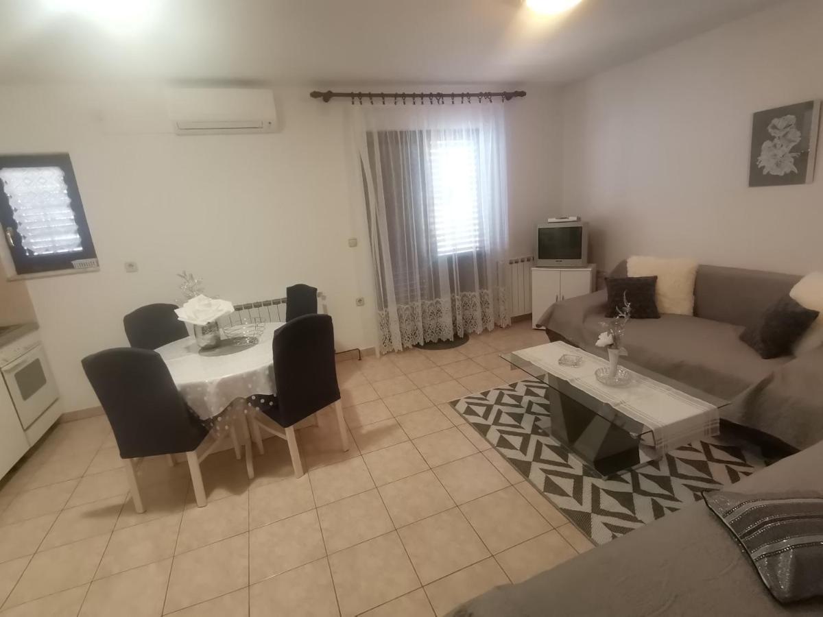 Apartments Petrica Malinska Ngoại thất bức ảnh